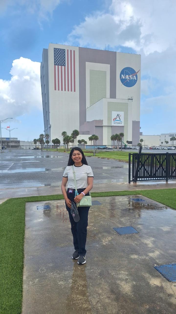 Kelly frente al Vehicle Assembly Building de NASA en Florida