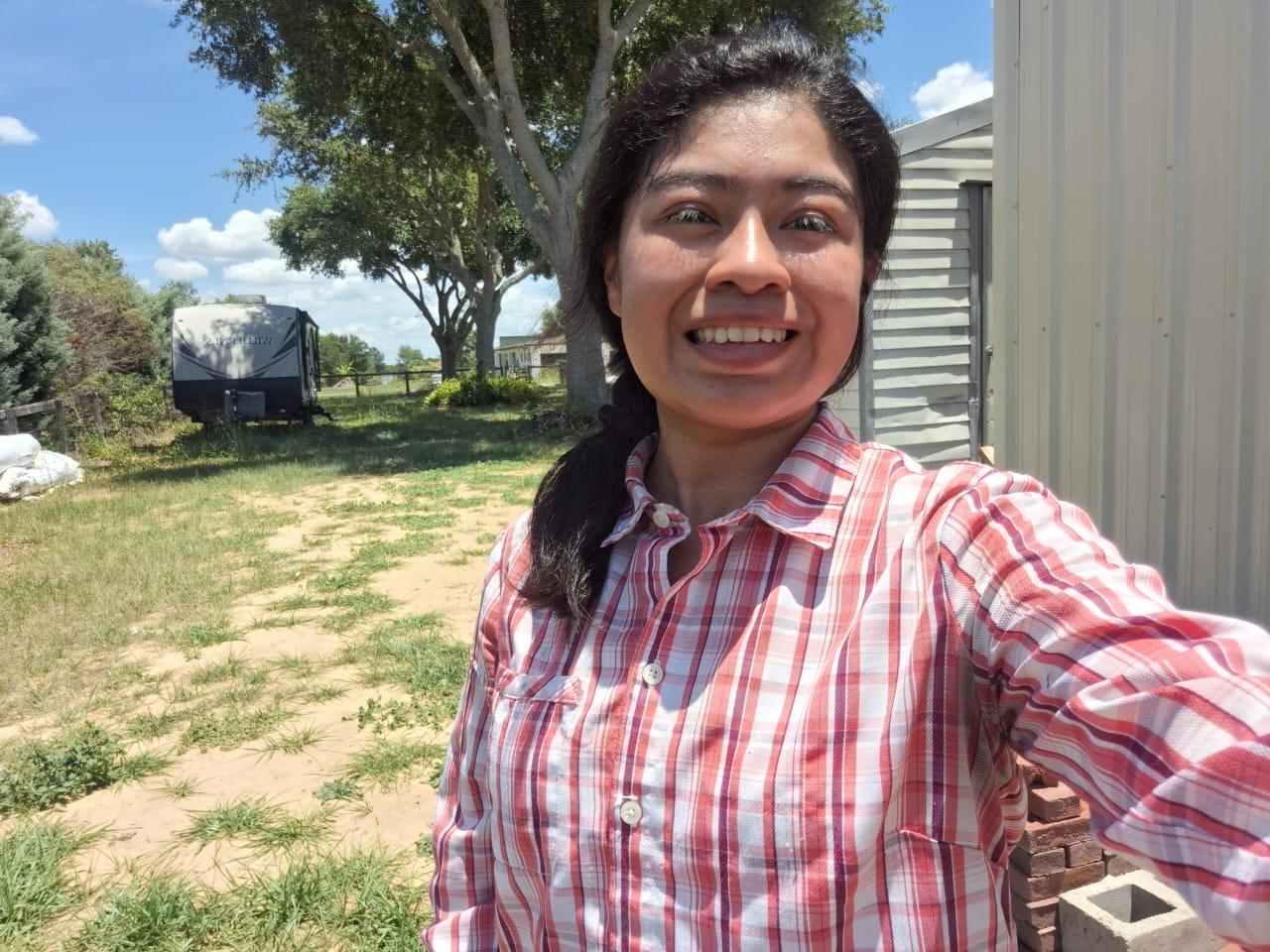 Kelly en el entorno de trabajo agrícola durante su experiencia en Florida